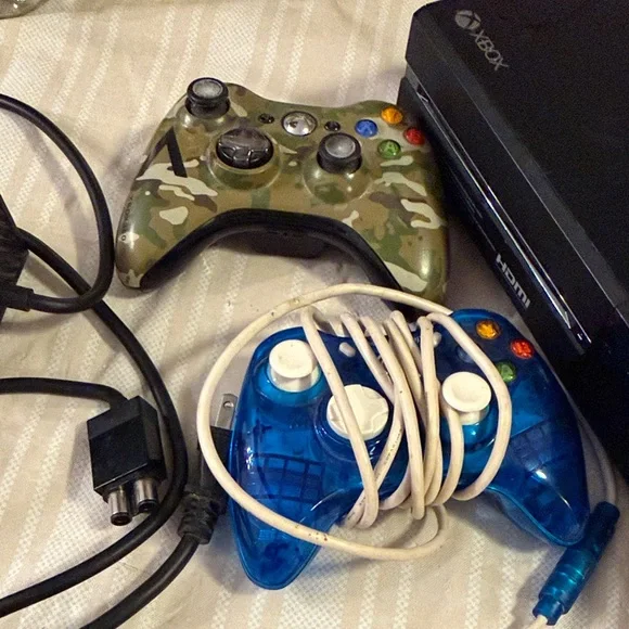 Xbox One Gaming Console, cord and 2 controllers - Picture 5 of 6